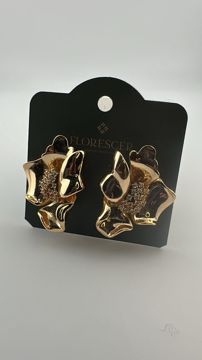 Brinco Semijoia Flor Interna Cravejada com Zircônia – Banho de Ouro 18K