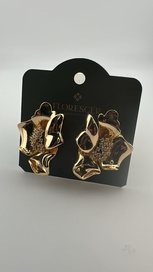 Brinco Semijoia Flor Interna Cravejada com Zircônia – Banho de Ouro 18K