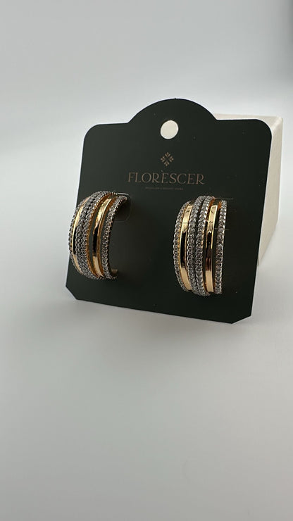 Brinco Semijoia Trio Lux – Argola Cravejada com Zircônia, Design em Formas e Linhas, Banho de Ouro 18K