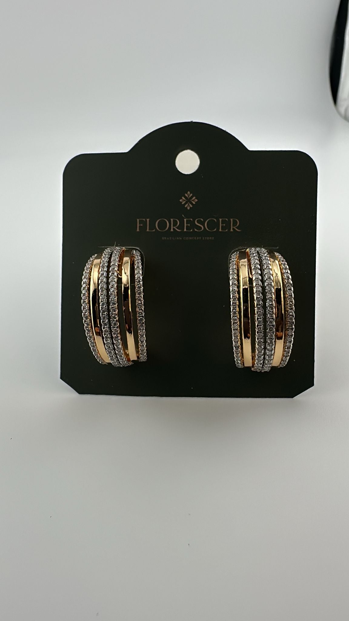 Brinco Semijoia Trio Lux – Argola Cravejada com Zircônia, Design em Formas e Linhas, Banho de Ouro 18K