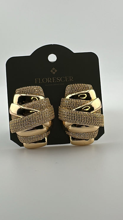 Brinco Semijoia Elos Grande – Cravejado com Zircônia, Banho de Ouro 18K