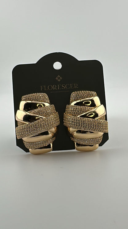 Brinco Semijoia Elos Grande – Cravejado com Zircônia, Banho de Ouro 18K