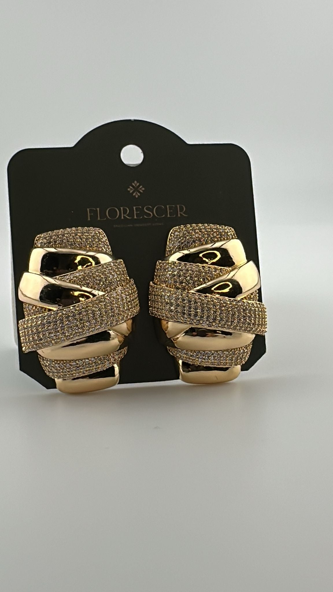 Brinco Semijoia Elos Grande – Cravejado com Zircônia, Banho de Ouro 18K