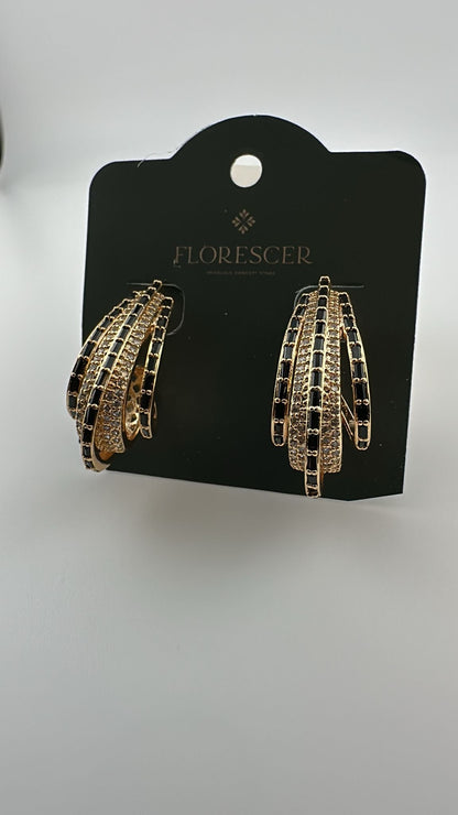 Brincos Argola FLOIRESCER - Tripla Faixa com Zircônias Pretas e Cristais  Banho de Ouro 18K