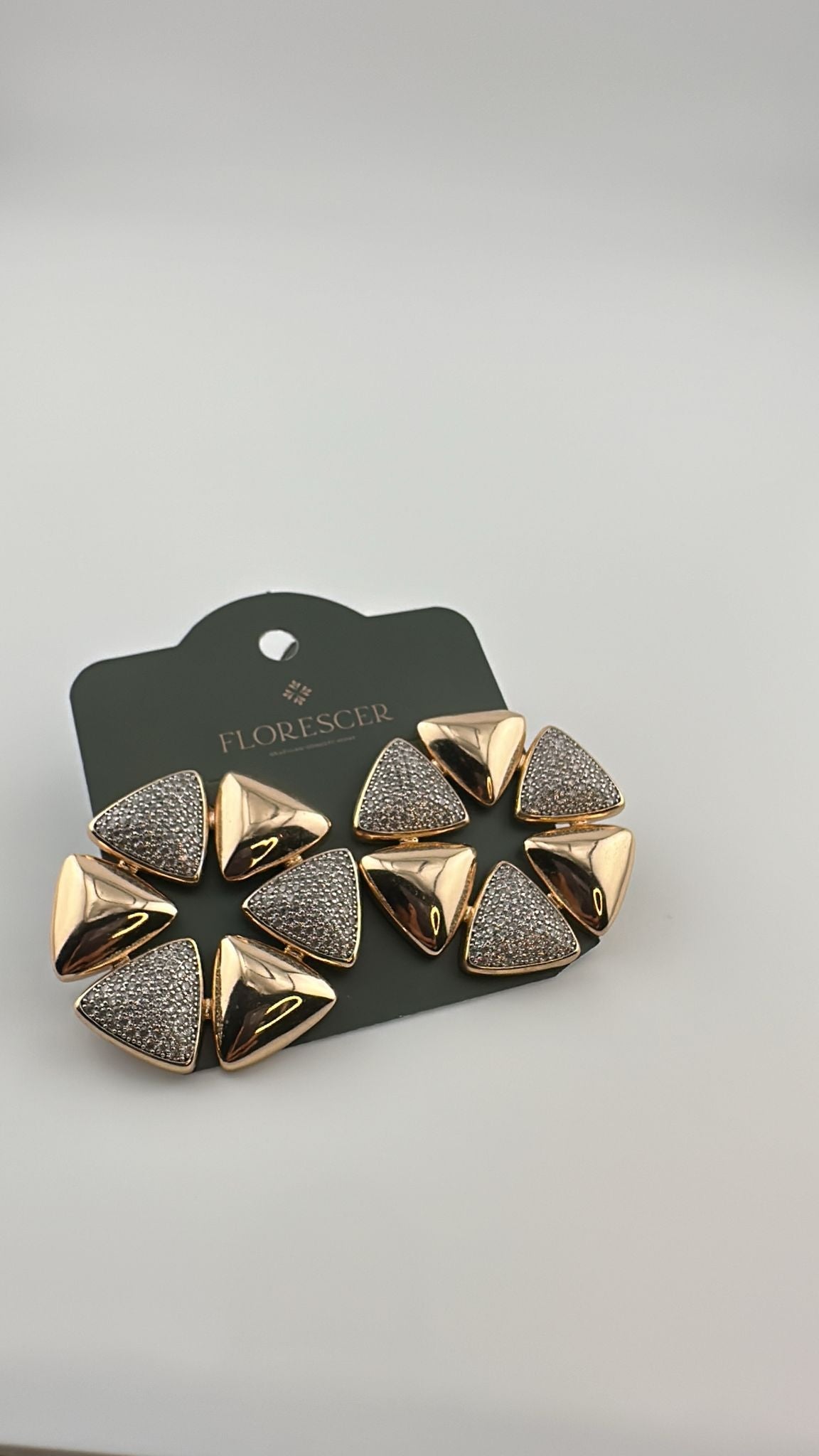 Brinco Semijoia GeoLux – Esfera Redonda Triangular, Toda Cravejada com Zircônia, Laterais Arredondadas, Banho de Ouro 18K