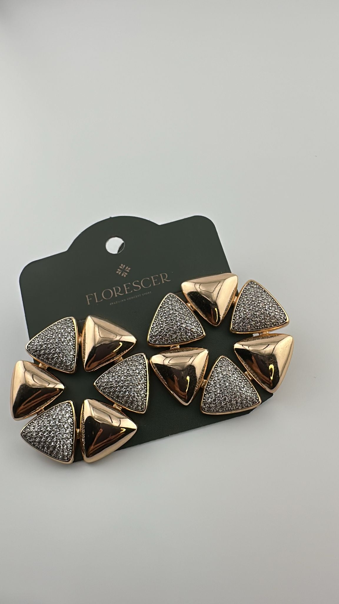 Brinco Semijoia GeoLux – Esfera Redonda Triangular, Toda Cravejada com Zircônia, Laterais Arredondadas, Banho de Ouro 18K