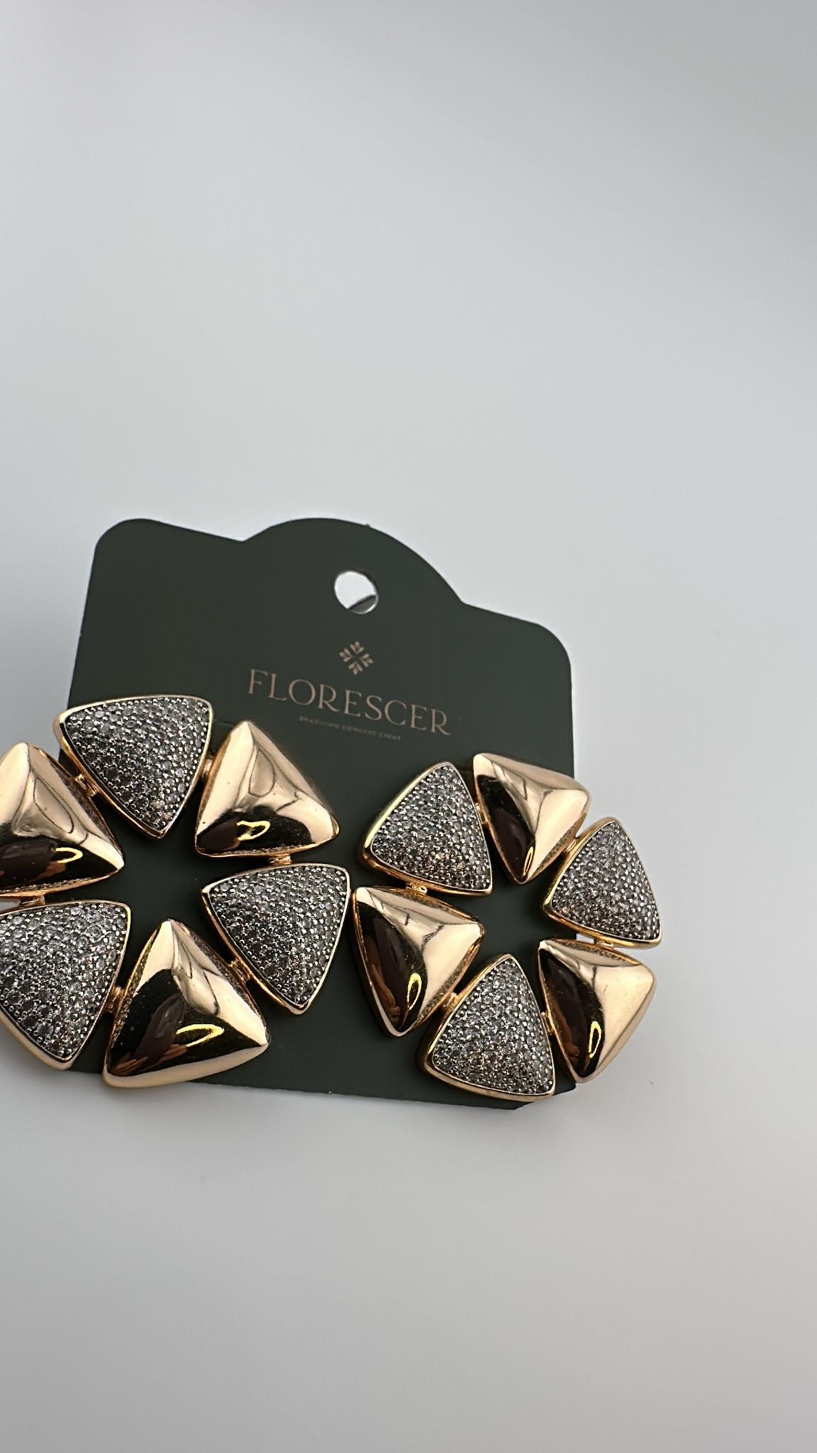 Brinco Semijoia GeoLux – Esfera Redonda Triangular, Toda Cravejada com Zircônia, Laterais Arredondadas, Banho de Ouro 18K