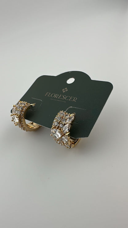 Brinco Semijoia Radiant Circle – Argola Toda Cravejada com Zircônia, Laterais Arredondadas, Banho de Ouro 18K