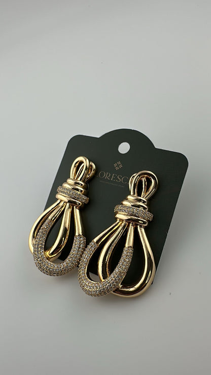 Brinco Semijoia Entrelaçado – Cravejado com Zircônia, Banho de Ouro 18K