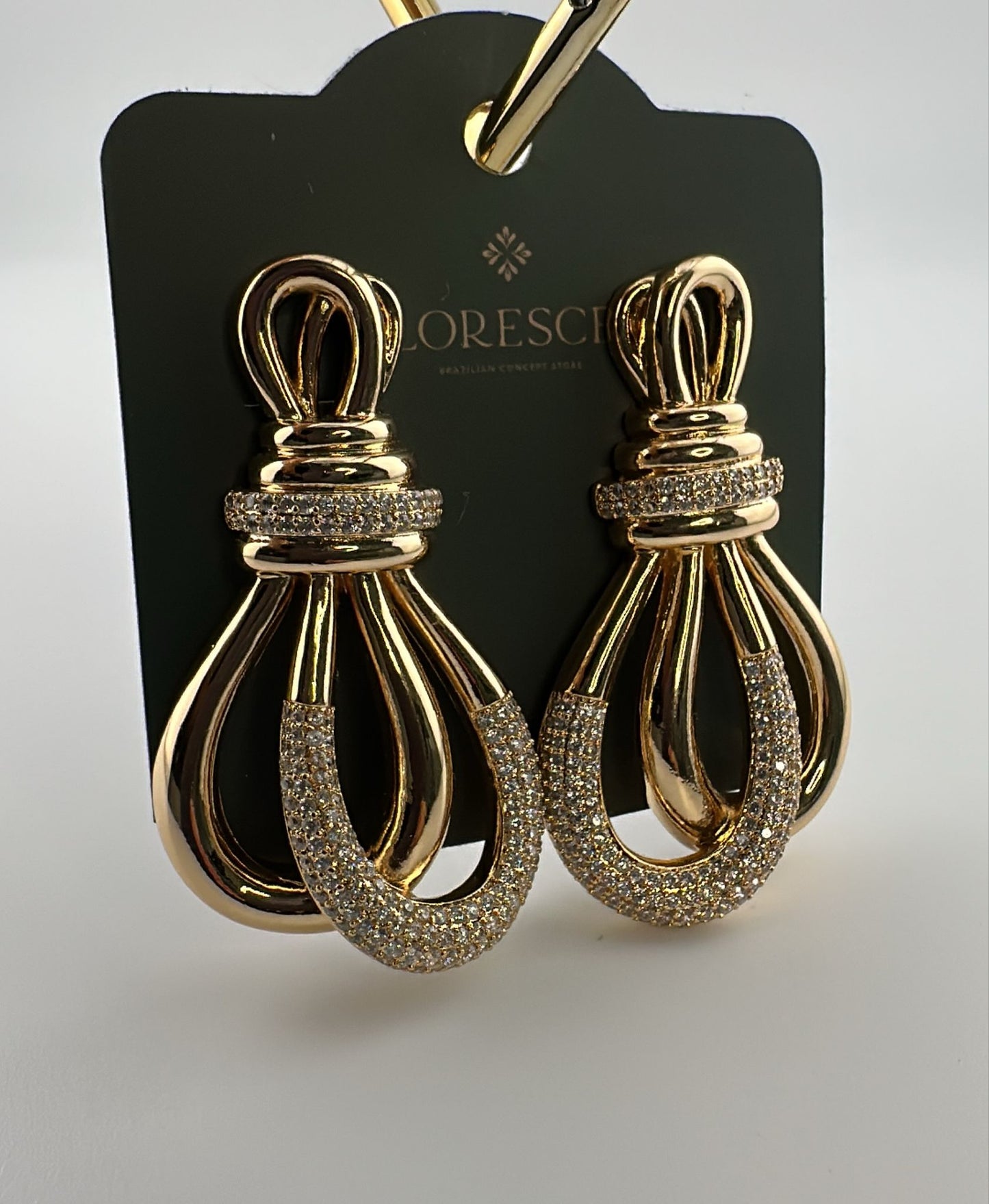 Brinco Semijoia Entrelaçado – Cravejado com Zircônia, Banho de Ouro 18K