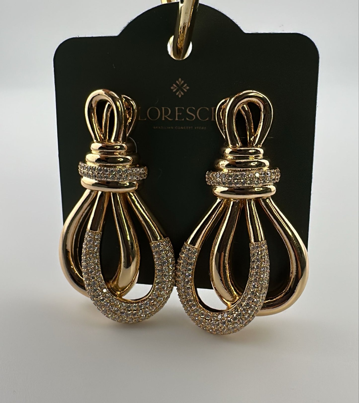 Brinco Semijoia Entrelaçado – Cravejado com Zircônia, Banho de Ouro 18K