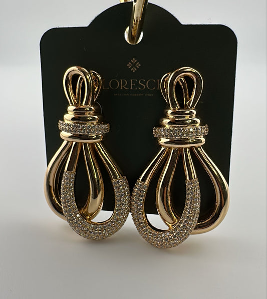 Brinco Semijoia Entrelaçado – Cravejado com Zircônia, Banho de Ouro 18K