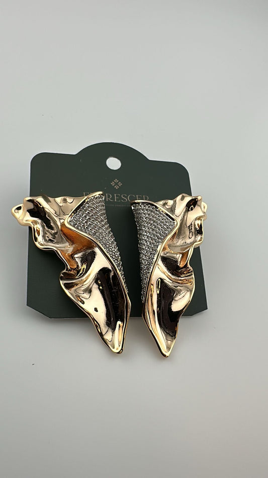 Brinco Semijoia Prisma Luxe – Formato Assimétrico, Cravejado com Zircônia, Design em Linhas Elegantes, Banho de Ouro 18