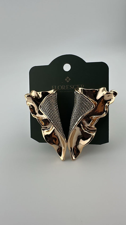 Brinco Semijoia Prisma Luxe – Formato Assimétrico, Cravejado com Zircônia, Design em Linhas Elegantes, Banho de Ouro 18