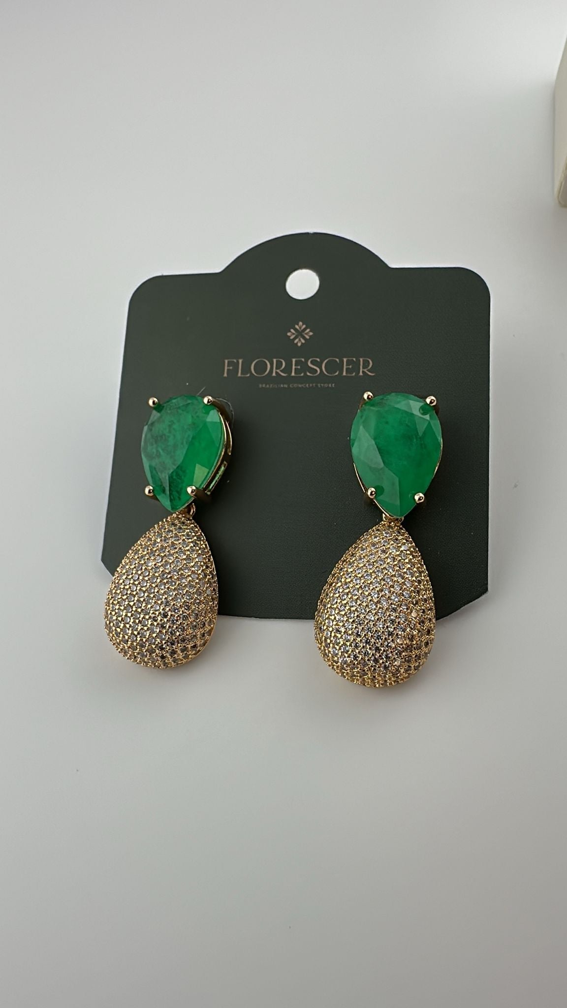 Brinco Semijoia Gota Verde Esmeralda – Cravejado com Zircônia, Banho de Ouro 18K,