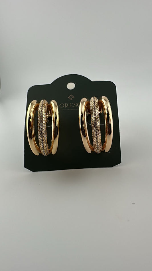 Brinco Semijoia Orbix 3 – Argola Cravejada com Zircônia, Design em Formas e Linhas, Banho de Ouro 18K