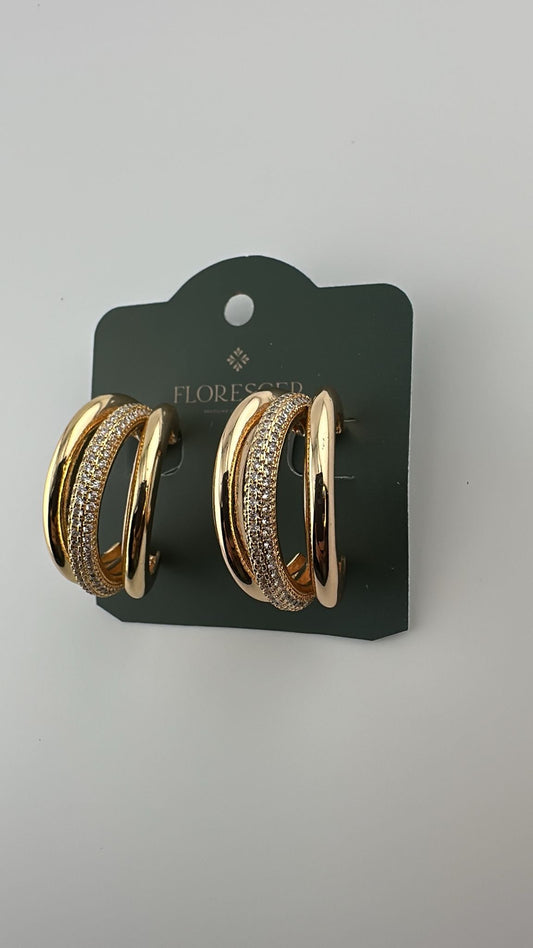 Brinco Semijoia Orbix 3 – Argola Cravejada com Zircônia, Design em Formas e Linhas, Banho de Ouro 18K