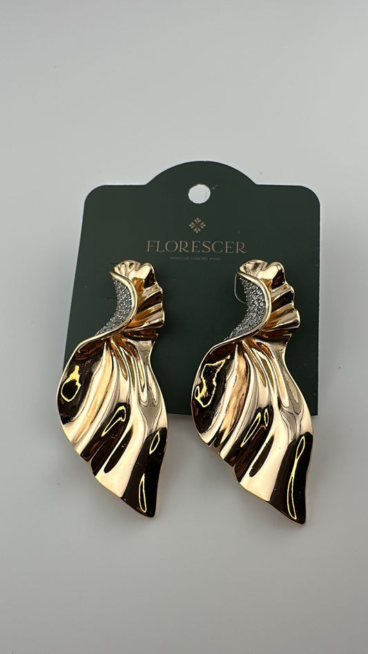 Brinco Semijoia Zyla – Formato Assimétrico com Linhas Delicadas, Cravejado com Zircônia, Banho de Ouro 18K