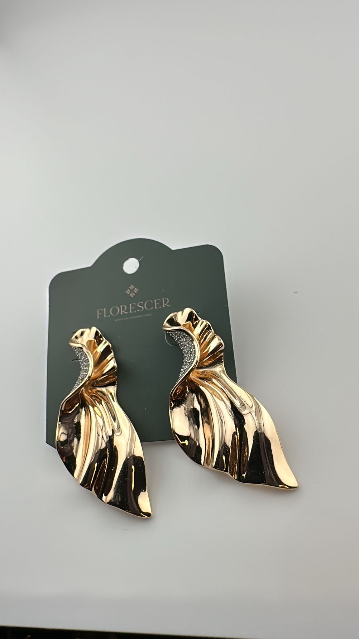 Brinco Semijoia Zyla – Formato Assimétrico com Linhas Delicadas, Cravejado com Zircônia, Banho de Ouro 18K