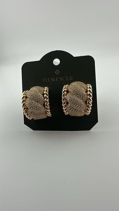 Brinco Semijoia Elos Cravejada – Design Sofisticado, Zircônia e Banho de Ouro 18K