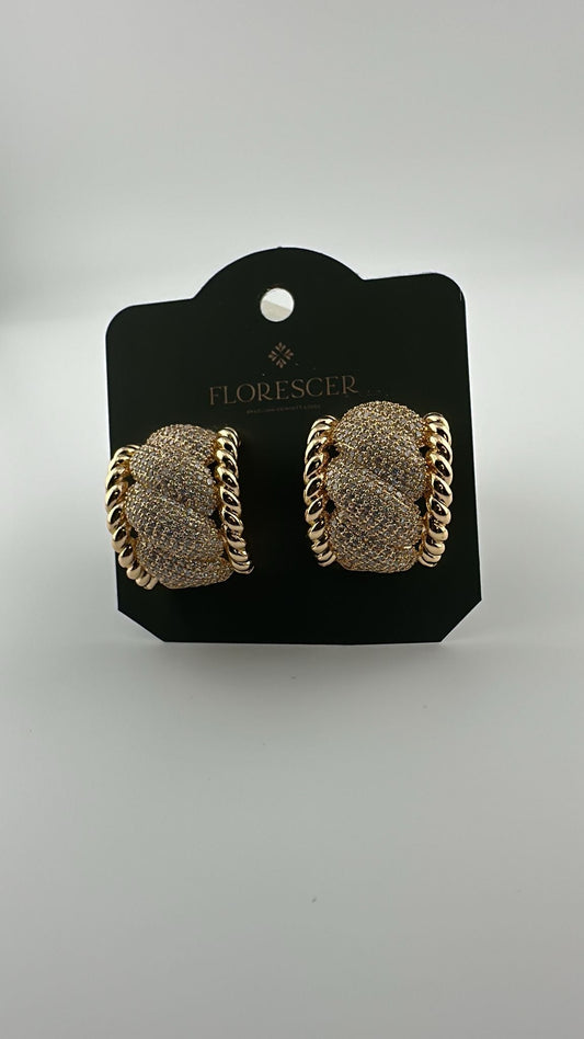 Brinco Semijoia Elos Cravejada – Design Sofisticado, Zircônia e Banho de Ouro 18K