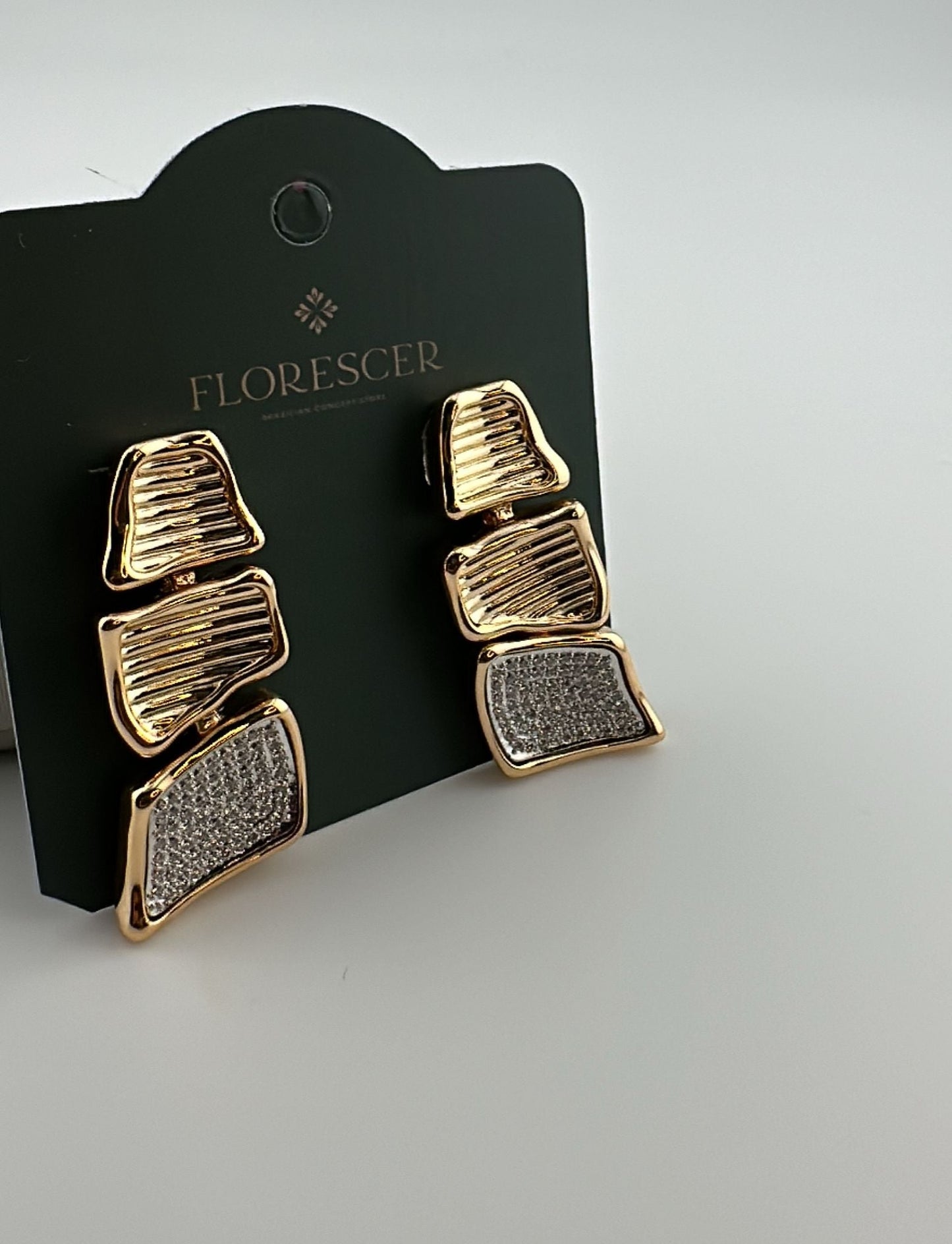 Brinco Semijoia Pendente Texturizado e Cravejado Florescer -Banho de Ouro 18K