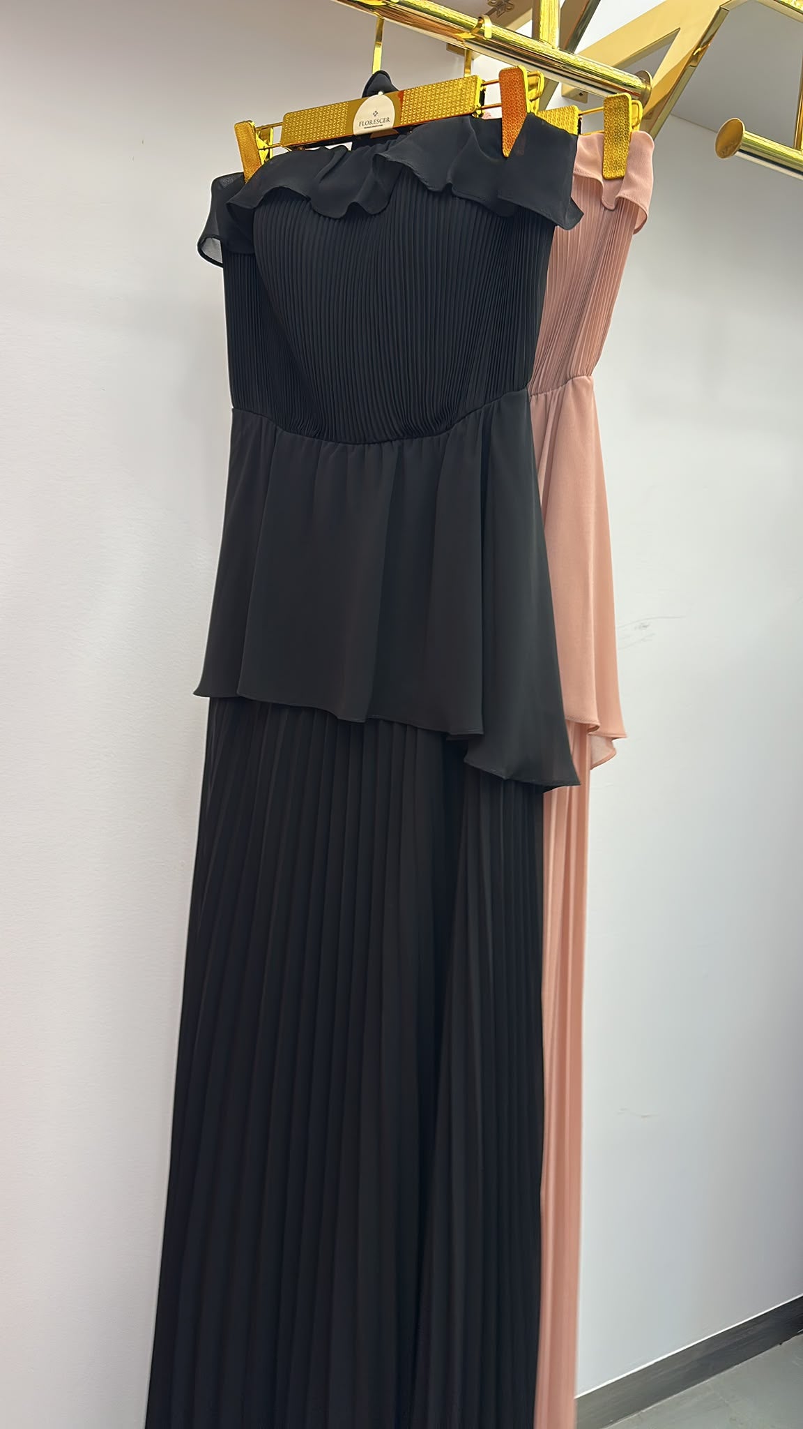 Vestido Longo de Festa Tomara que Caia com Saia Plissada e Choker