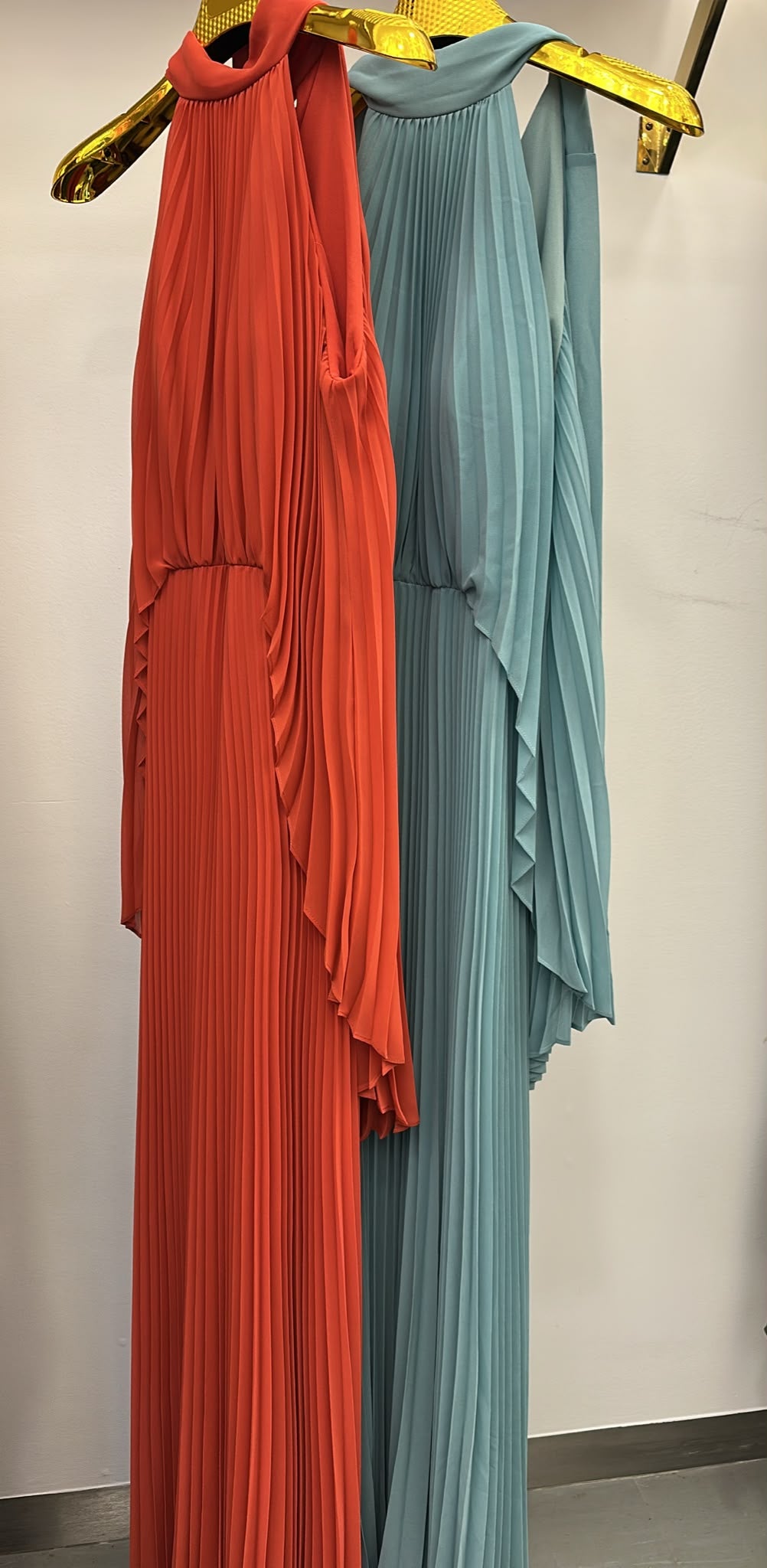 Vestido Longo de Festa em Chiffon com Camadas Assimétricas