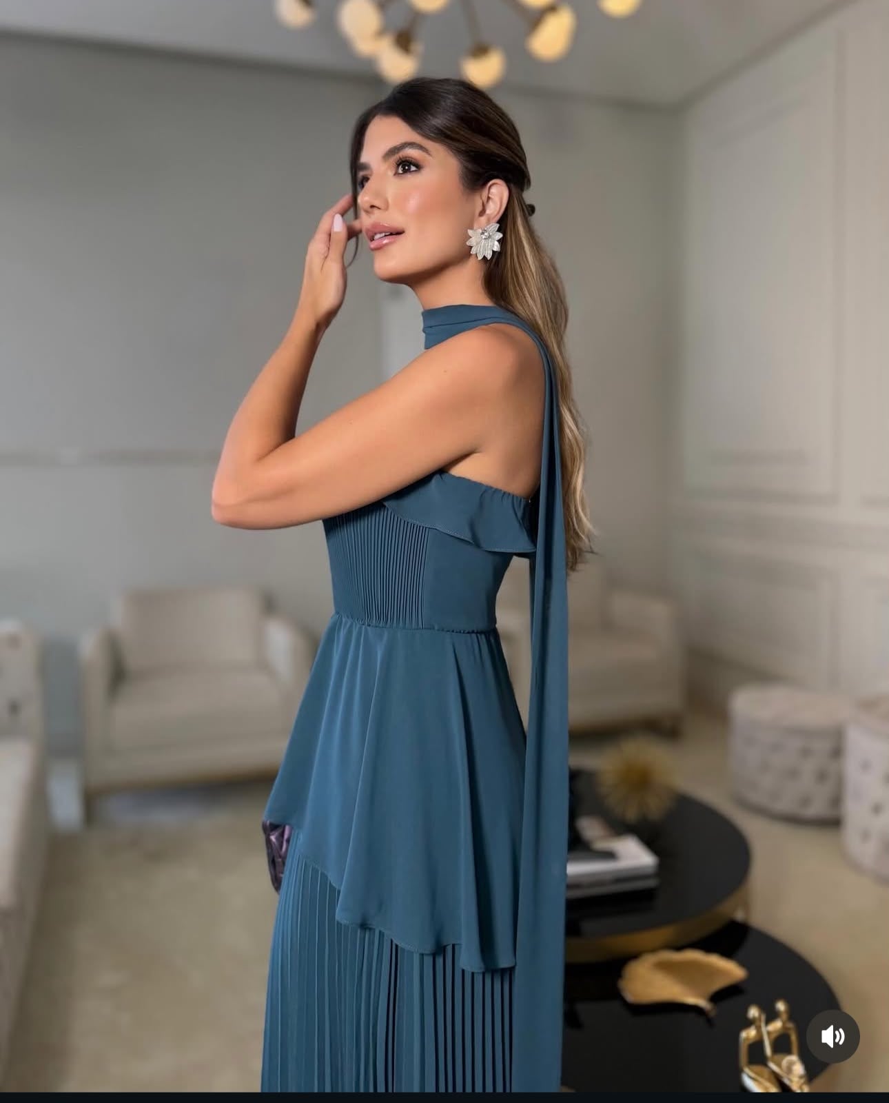 Vestido Longo de Festa Tomara que Caia com Saia Plissada e Choker