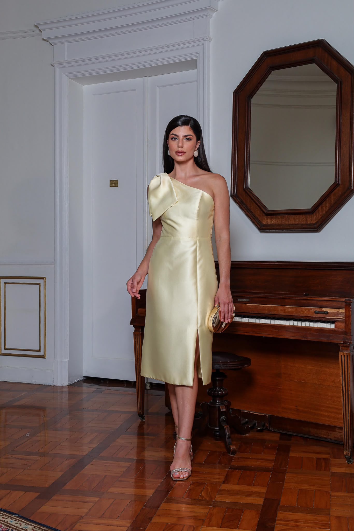 Vestido Tomara que Caia em Cetim Fenda - Amarelo